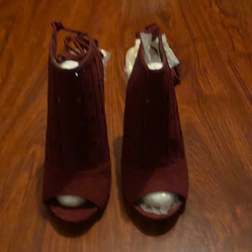Brand new size 6 burgundy heels